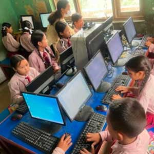 El software ASTER permitió a una escuela en Nepal ahorrar hasta un 60 % en costos de electricidad y hasta un 65 % en costos de computadoras